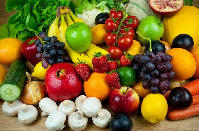 Fruta fresca con verduras y bayas